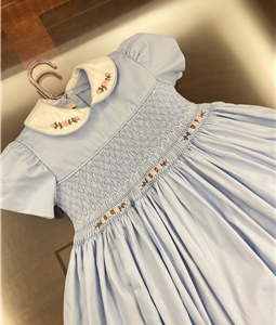Vestido Azul Bebe com Flores Bordadas na Gola e na cintura