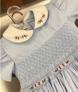 Vestido Azul Bebe com Flores Bordadas na Gola e na cintura