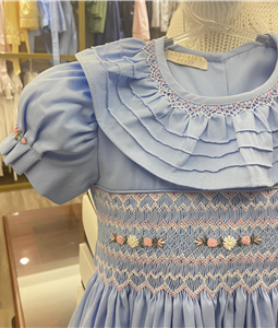 Vestido Azul Luxo com Casinha de Abelha Peito, Gola e Manga Bordada
