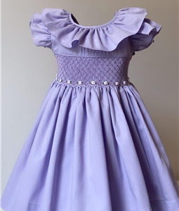 Vestido em fusto lavanda com babados e bordados