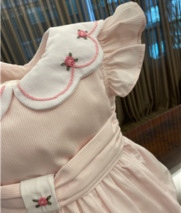 Vestido Gola Nuvem bordada e Faixa com detalhe bordado