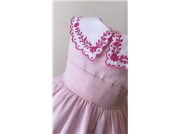 Vestido Rosa Bebe com Gola Ricamente Bordada e Ponto Palito