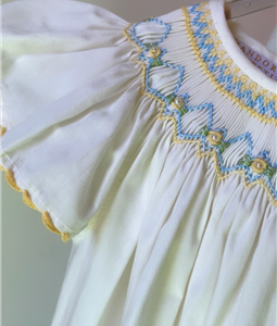 Vestido tipo Batinha com Shortinho Amarelo Ponto de Croch na manga