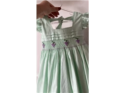 Vestido Verde com decote quadrado bordado