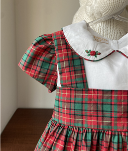 Vestido Xadrez Tipo Jardineira com Gola Bordada